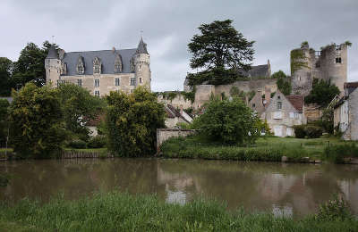 Montresor l indrois au pied du chateau plus beau village routes touristiques dans l indre et loire guide du tourisme centre val de loire