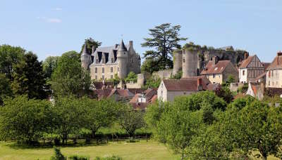 Montresor vue du village du plus beau village routes touristiques dans l indre et loire guide du tourisme centre val de loire