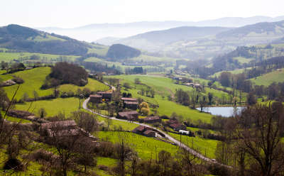 Monts et coteaux du lyonnais routes touristiques du rhone guide du tourisme rhone alpes