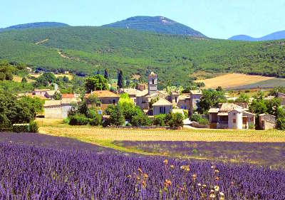 Montsalier vue du village routes touristique des alpes de haute provence guide du tourisme provence alpes cote d azur