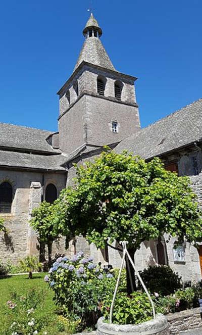 Montsalvy petite cite de caractere l ancienne abbaye notre dame de l assomption routes touristiques du cantal guide touristique de l auvergne