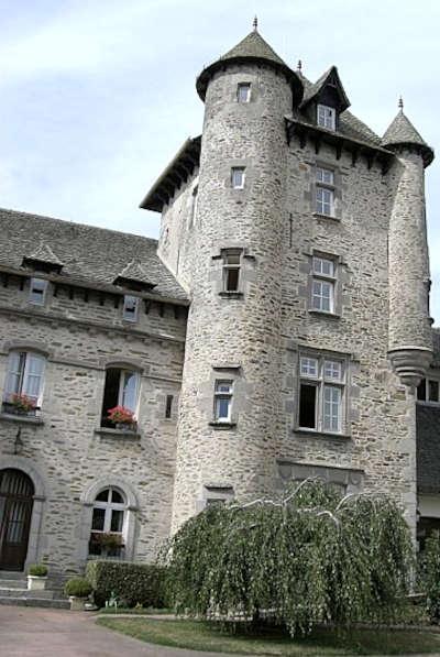 Montsalvy petite cite de caractere le chateau routes touristiques du cantal guide touristique de l auvergne