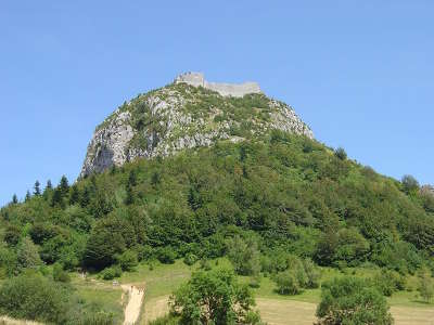 Montsegur le chateau routes touristiques de ariege guide du tourisme midi pyrenees