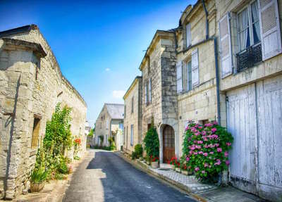 Montsoreau plus beau village ruelle routes touristiques de maine et loire guide du tourisme du pays de la loire