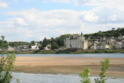 Montsoreau plus beau village vue sur le village routes touristiques de maine et loire guide du tourisme du pays de la loire