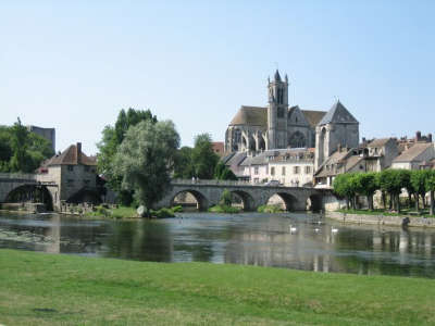 Moret sur loing le loing le pont la porte de bourgogne et l eglise vus de l aval routes touristiques de seine et marne guide touristique ile de france