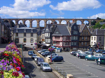 Morlaix ville d art et d histoire vue de la place allende et le viaduc routes touristiques dans le finistere guide du tourisme en bretagne