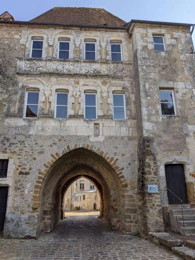 Mortagne au perche petite cite de caractere porte saint denis routes touristiques de l orne guide touristique de normandie