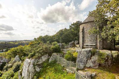 Mortain chapelle saint michel routes touristiques de la manche guide touristique de normandie