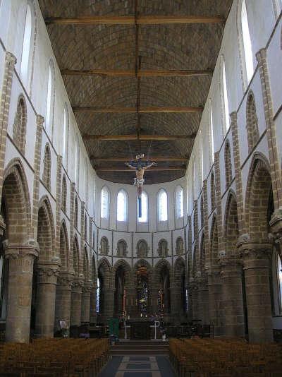 Mortain collegiale saint evroult vue de la nef vers l abside routes touristiques de la manche guide touristique de normandie