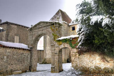 Mortemart entree du couvent des carmes plus beaux villages routes touristique de la haute vienne guide touristique du limousin