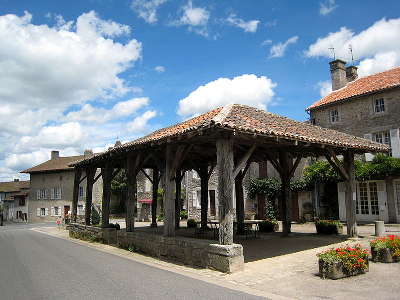 Mortemart la halle en bois sur la place du village plus beaux villages routes touristique de la haute vienne guide touristique du limousin