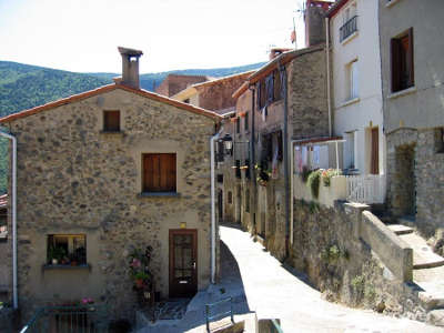 Mosset ruelle plus beaux villages routes touristiques des pyrenees orientale guide du tourisme occidanie