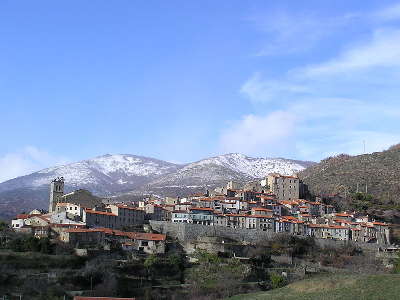 Mosset vu depuis le village plus beaux villages routes touristiques des pyrenees orientale guide du tourisme occidanie