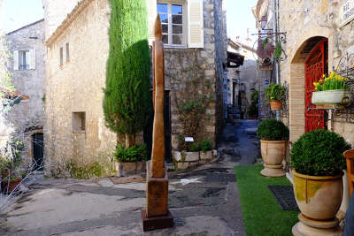 Mougins village perche ruelle routes touristique des alpes maritimes guide du tourisme provence alpes cote d azur