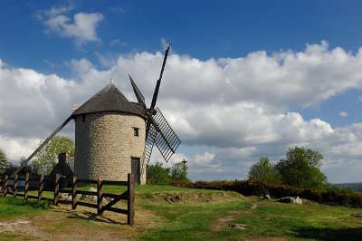 Moulin au sommet du mont dol en bretagne routes touristiques dans l ille et vilaine guide du tourisme en bretagne