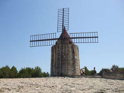 Moulin de daudet a fontvieille dans les alpilles guide touristique des bouches du rhone paca