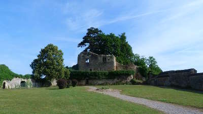 Moulins engilbert ruines du chateau routes touristiques dans la nievre guide du tourisme en bourgogne