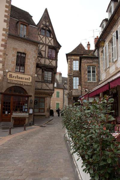 Moulins ville d art et d histoire rue de l ancien palais routes touristiques de l allier guide touristique de l auvergne