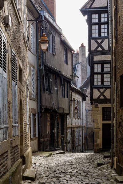 Moulins ville d art et d histoire ruelle regemortes routes touristiques de l allier guide touristique de l auvergne