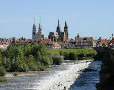 Moulins ville d art et d histoire vue du pont regemortes routes touristiques de l allier guide touristique de l auvergne