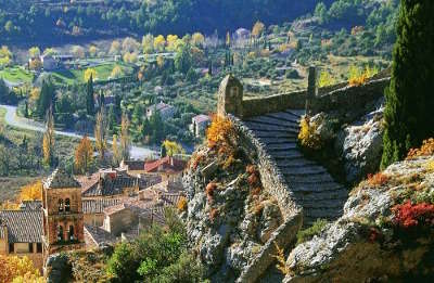 Moustiers sainte marie plus beau village escalier du parvis de notre dame de beauvoir routes touristique des alpes de haute provence guide du tourisme provence alpes cote d azur