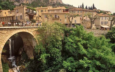 Moustiers sainte marie plus beau village et villages et cite de caractere les routes touristique des alpes de haute provence guide du tourisme provence alpes cote d azur