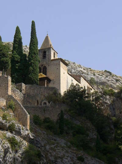 Moustiers sainte marie plus beau village la chapelle notre dame de beauvoir routes touristique des alpes de haute provence guide du tourisme provence alpes cote d azur