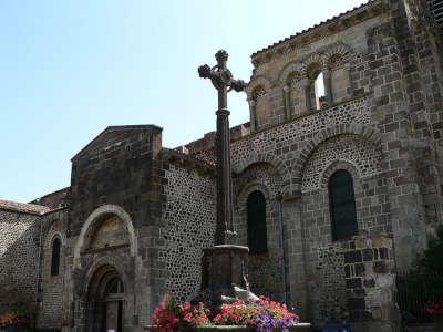 Mozac abbatiale saint pierre routes touristiques du puy de dome guide touristique de l auvergne