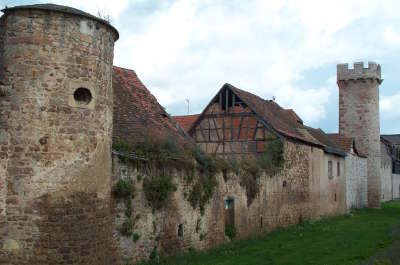 Mur d enceinte d obernai avec sa tour route des chateaux d alsace guide du tourisme copie