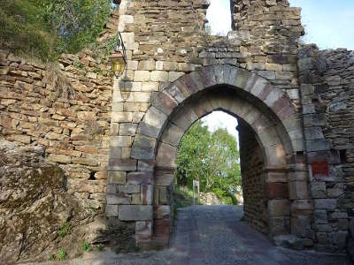 Najac plus beaux villages de france la porte de la pique routes touristiques de aveyron guide du tourisme midi pyrenees