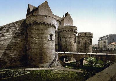 Nantes entree du chateau des duc de bretagne routes touristiques de loire atlantique guide du tourisme du pays de la loire