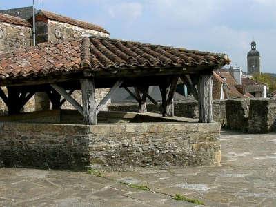 Navarrenx puits de defense sur les remparts route touristique des pyrenees atlantiques guide touristique de l aquitaine