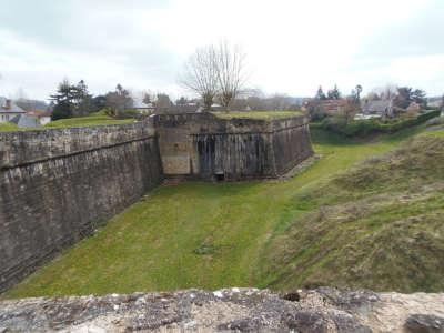 Navarrenx remparts route touristique des pyrenees atlantiques guide touristique de l aquitaine