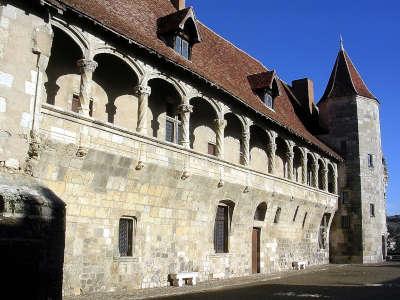 Nerac chateau de nerac cour de la maison d albret routes touristiques du lot et garonne guide du tourisme d aquitaine