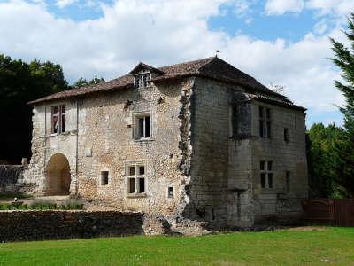 Neuvic sur l isle chateau de frateau routes touristiques de la dordogne guide du tourisme d aquitaine