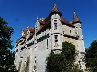 Neuvic sur l isle chateau de neuvic routes touristiques de la dordogne guide du tourisme d aquitaine