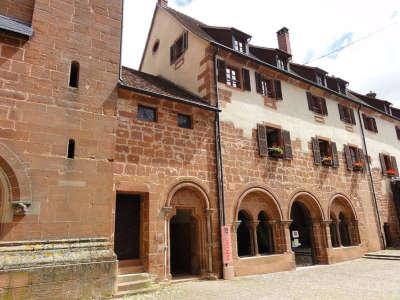 Neuwiller les saverne batiment conventuel avec la salle capitulaire xiii e siecle route touristique du bas rhin guide du tourisme d alsace