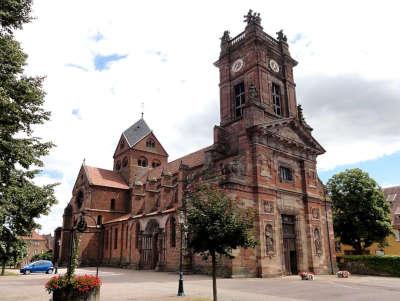 Neuwiller les saverne batiment eglise abbatiale saints pierre et paul route touristique du bas rhin guide du tourisme d alsace