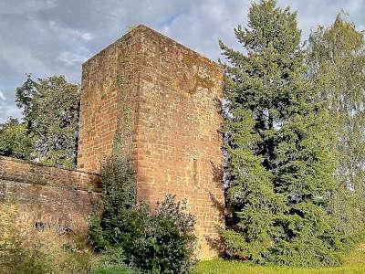 Neuwiller les saverne tour de l ancienne enceinte routes touristiques du bas rhin guide touristique alsace
