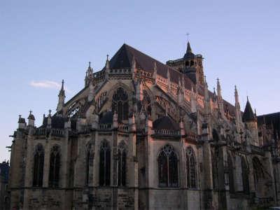 Nevers ville d art et histoire chevet de la cathedrale saint cyr et sainte julitte routes touristiques de la nievre guide touristique de bourgogne