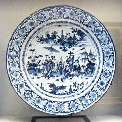 Nevers ville d art et histoire faience de nevers plat au decor chinois bleu et blanc fin xviie siecle routes touristiques de la nievre guide touristique de bourgogne