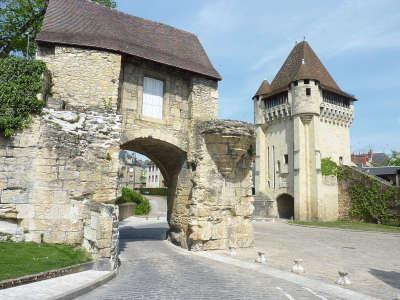 Nevers ville d art et histoire la porte du croux et au premier plan son avant porte routes touristiques de la nievre guide touristique de bourgogne