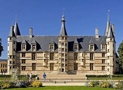 Nevers ville d art et histoire le palais ducal routes touristiques de la nievre guide touristique de bourgogne