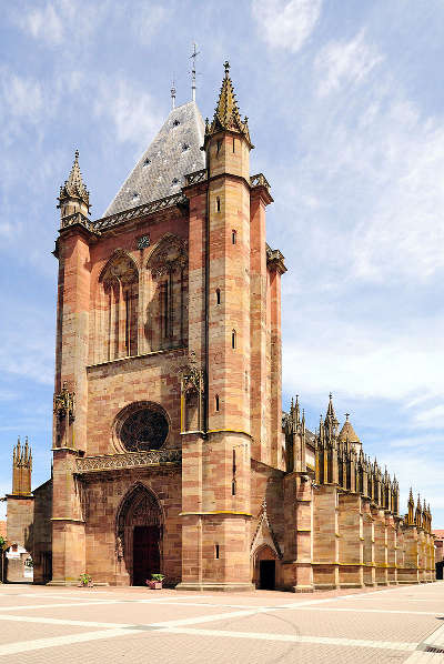 Niederhaslach collegiale saint florent les dalles funeraires du jardin datent du xiiie et du xive siecle route des vosges centrales guide touristique du bas rhin alsace