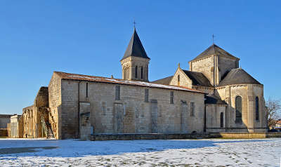 Nieul sur l autise petite cite de caractere abbaye saint vincent routes touristiques de vendee guide du tourisme du pays de la loire