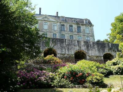 Nontron le jardins des arts au pied du chateau routes touristiques de la dordogne guide du tourisme d aquitaine