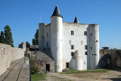 Normoutier donjon et chemin de ronde du mur d enceinte du chateau routes touristiques de vendee du tourisme du pays de la loire