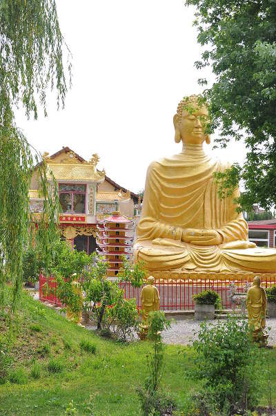 Noyant d allier le bouddha route sur les traces des bourbons dans l allier routes touristiques de l allier guide touristique auvergne