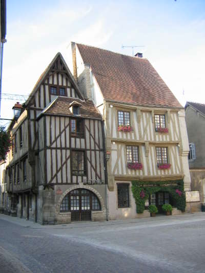 Noyers sur serein la place de l hotel de ville plus beaux villages de france routes touristiques en cote d or guide du tourisme en bourgogne